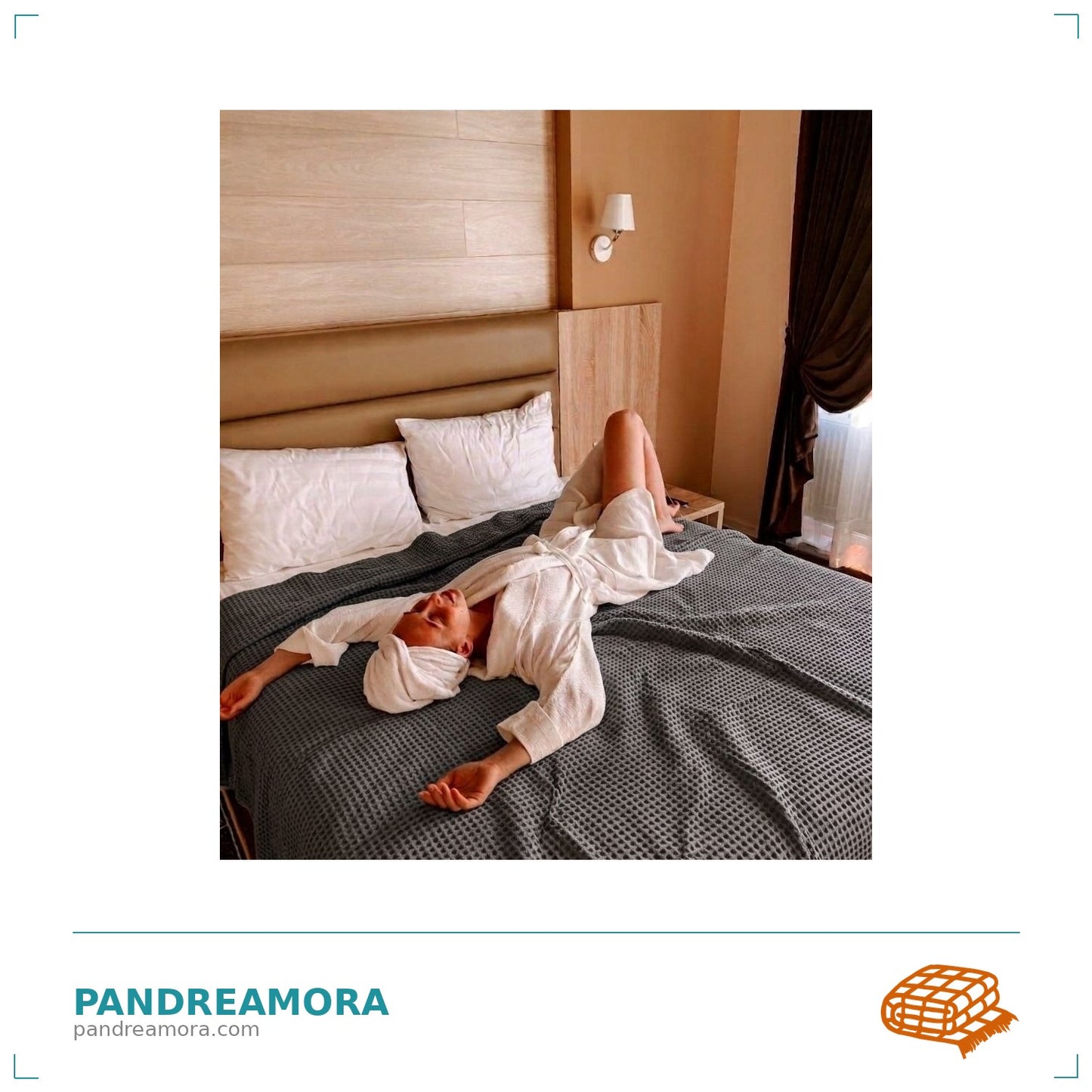 Kobieta w szlafroku odpoczywa na szarej kołdrze obciążeniowej Pandreamora Family – atmosfera spa w domu